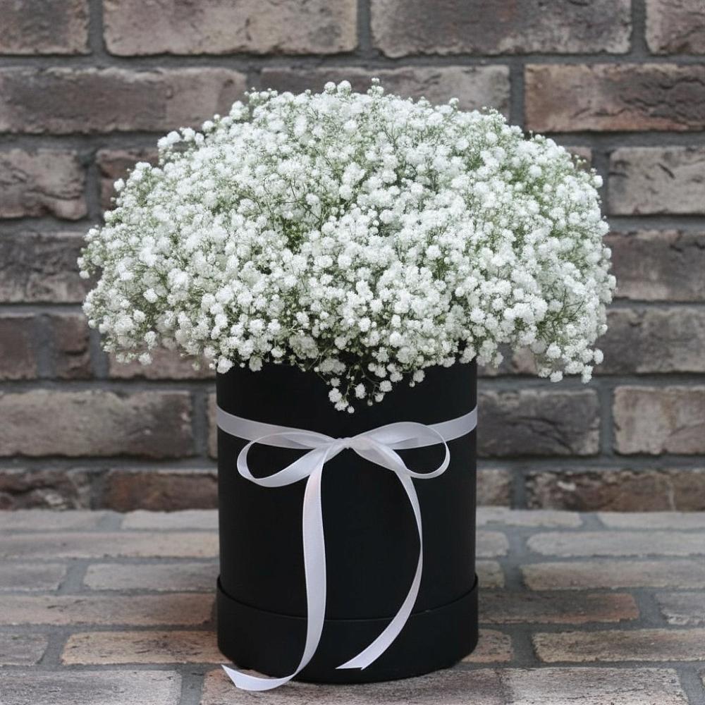 Цветочная композиция из Гипсофила в шляпной коробке в Глинищево