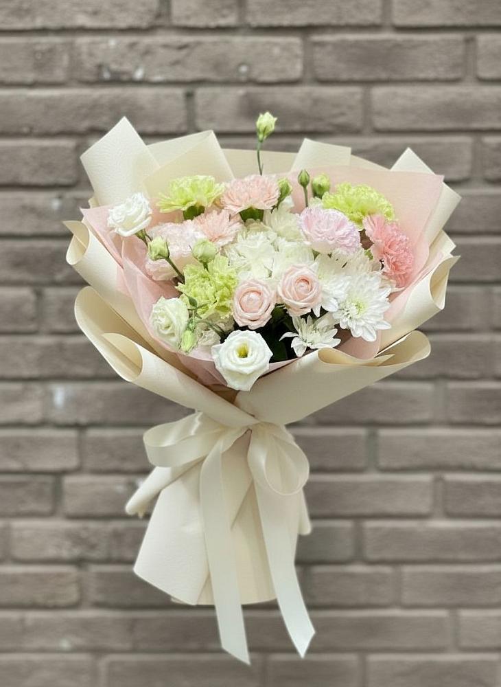 Букет цветов из: Гвоздики, Розы, Лизиантусы и Хризантемы в Глинищево