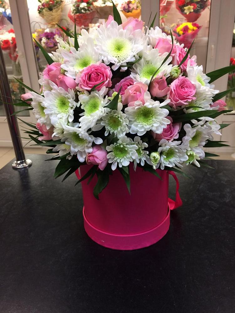 Цветочная композиция из Розы и Хризантемы в шляпной коробке в Глинищево