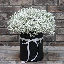 Цветочная композиция из Гипсофила в шляпной коробке в Глинищево