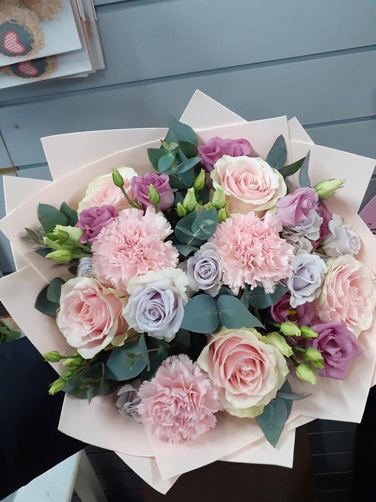 Букет цветов из: Розы, Гвоздики и Лизиантусы в Глинищево